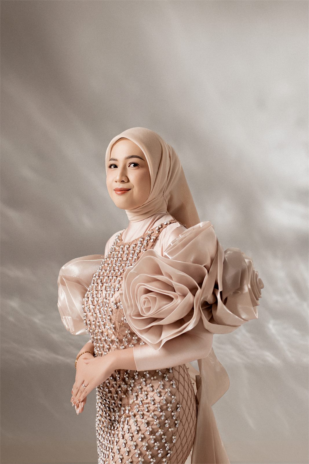 Dina dalam busana prewedding