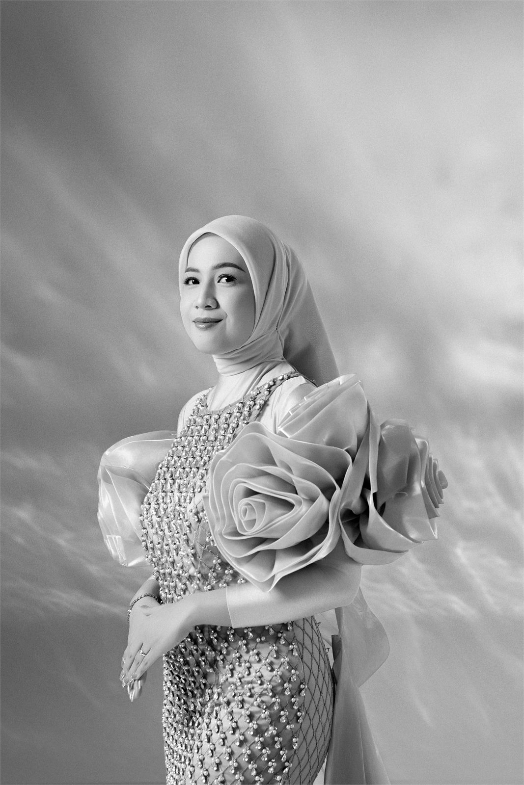 Dina dalam sesi prewedding hitam-putih