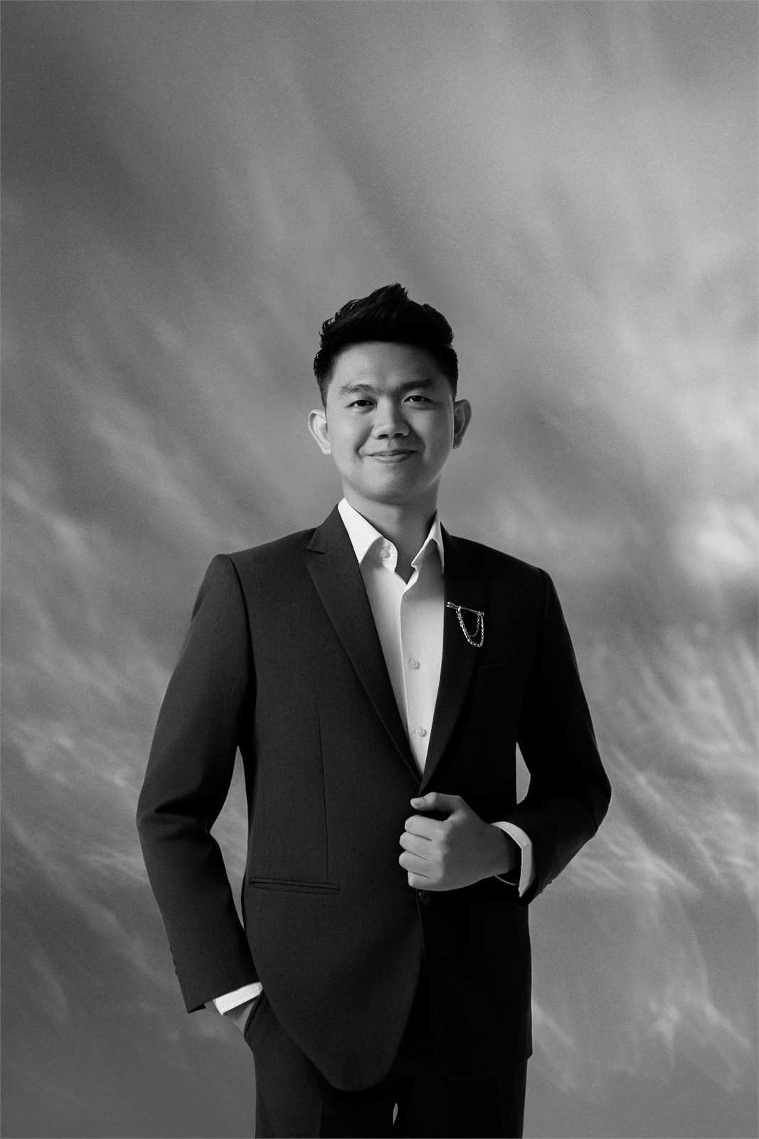 Billy dalam sesi prewedding hitam-putih