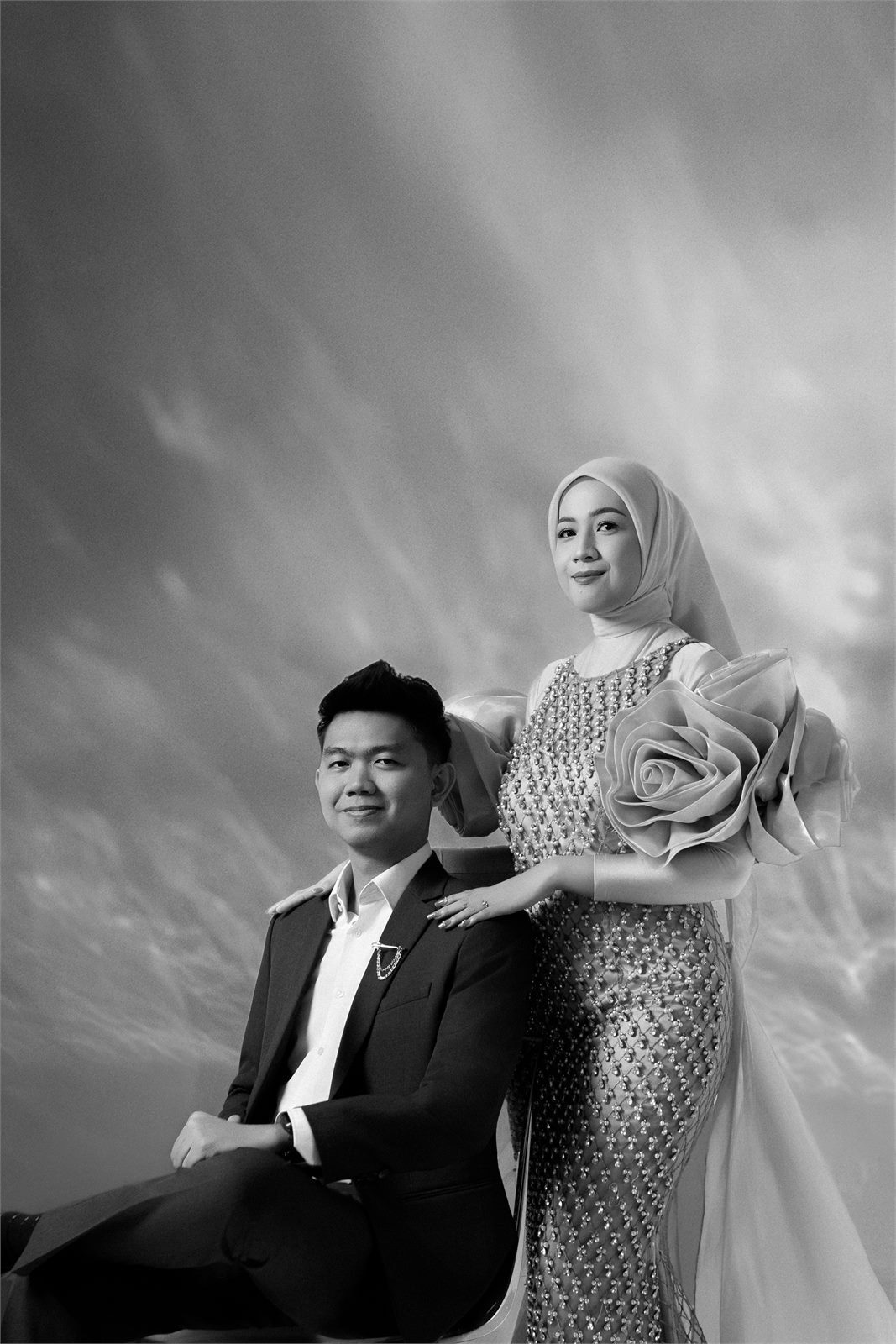 Billy dan Dina dalam sesi prewedding hitam-putih