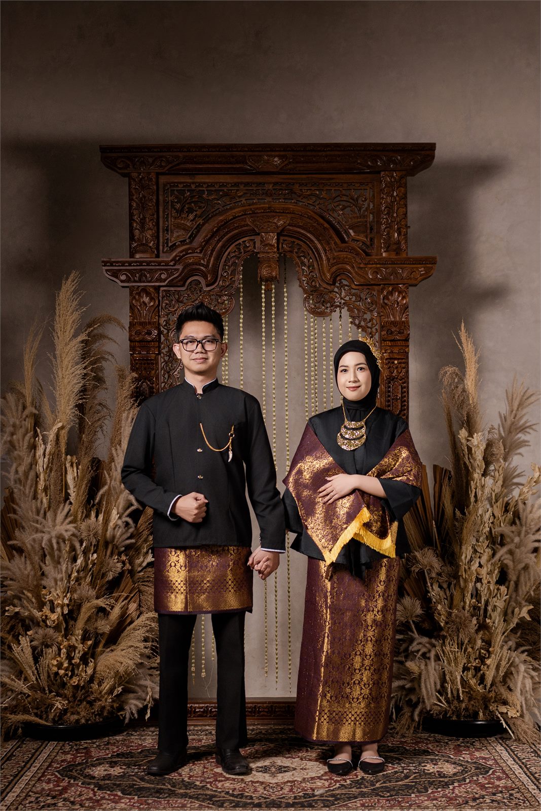 Billy dan Dina dalam busana adat