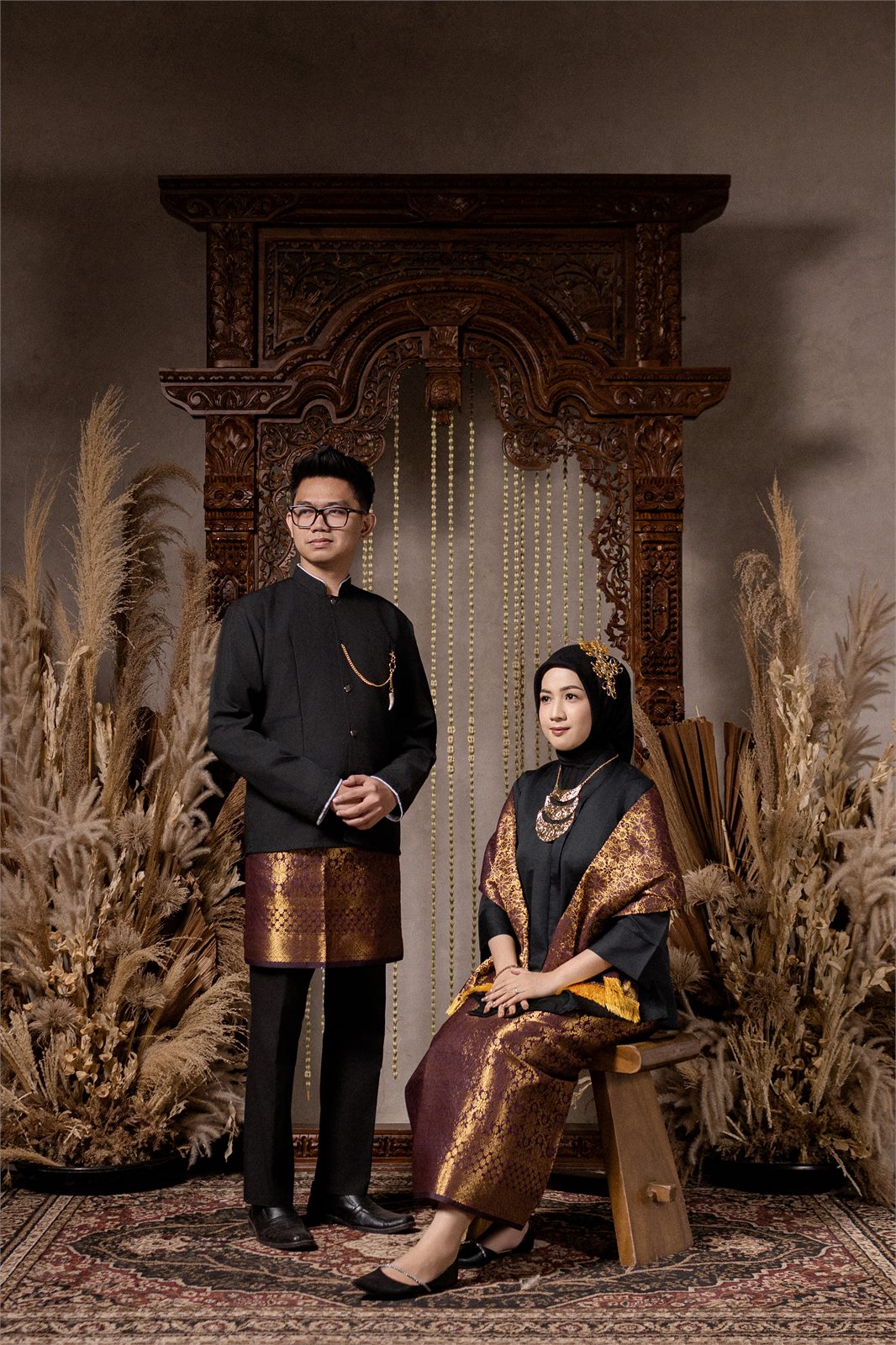 Billy dan Dina dalam busana adat