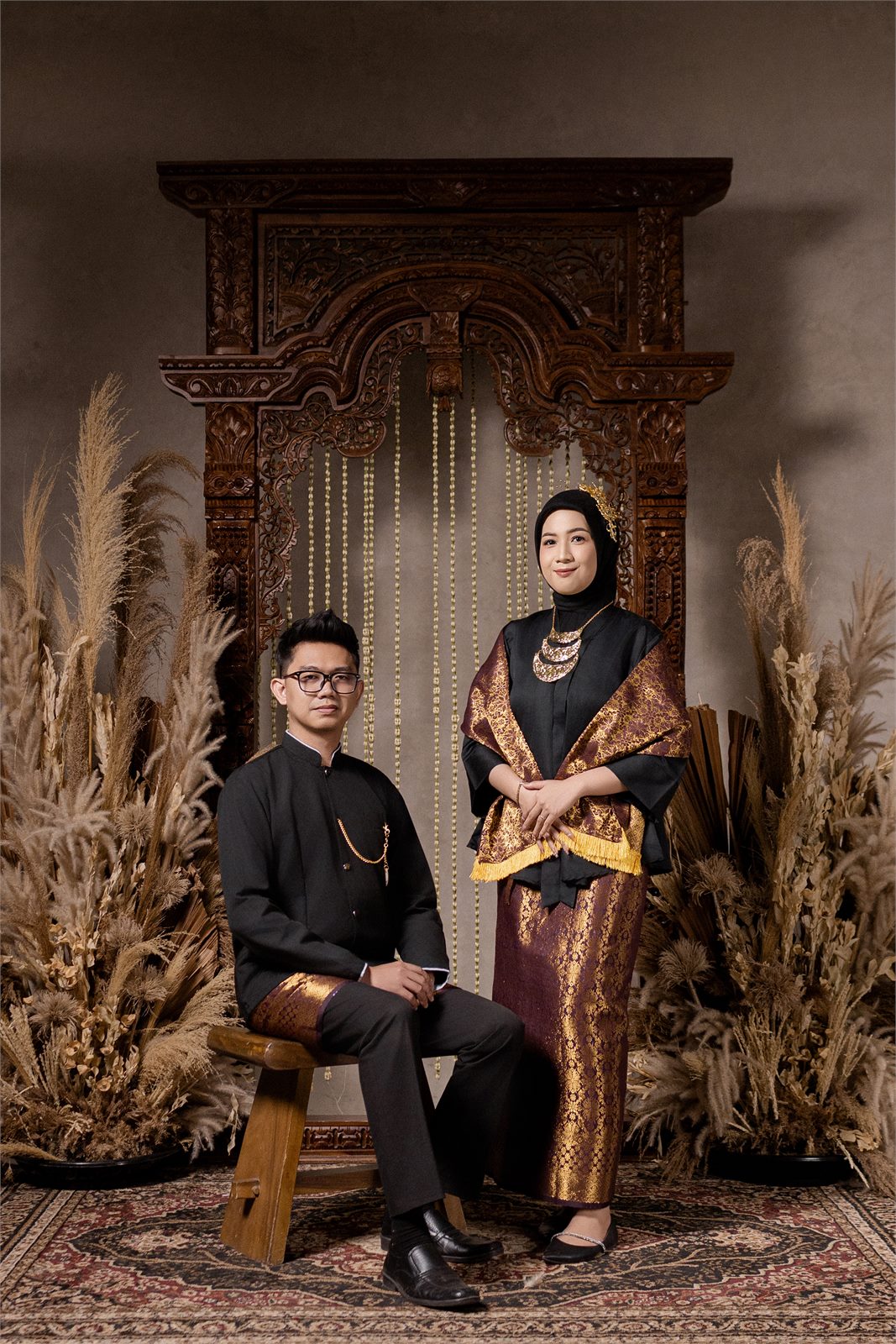 Billy dan Dina dalam busana adat