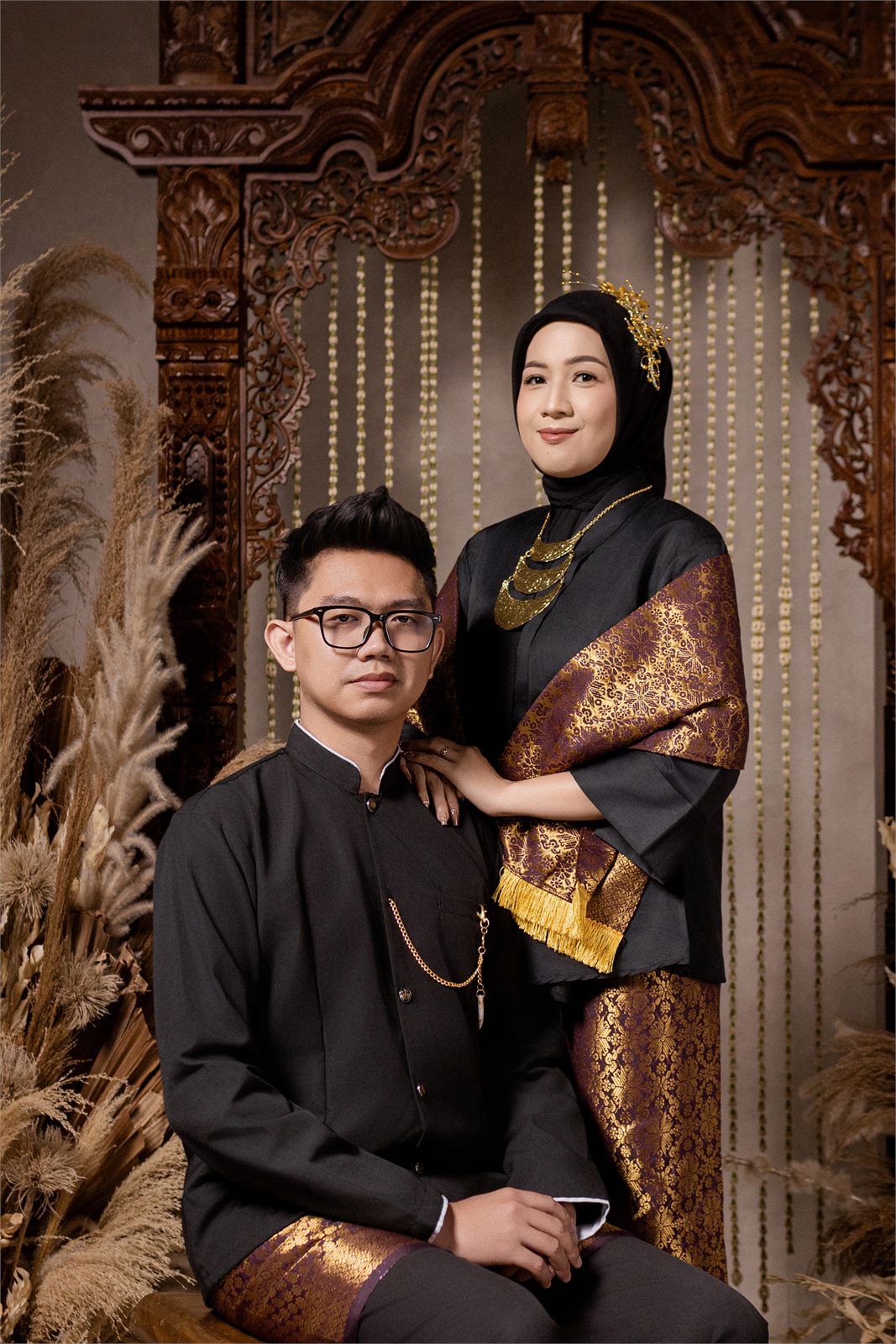 Billy dan Dina dalam busana adat