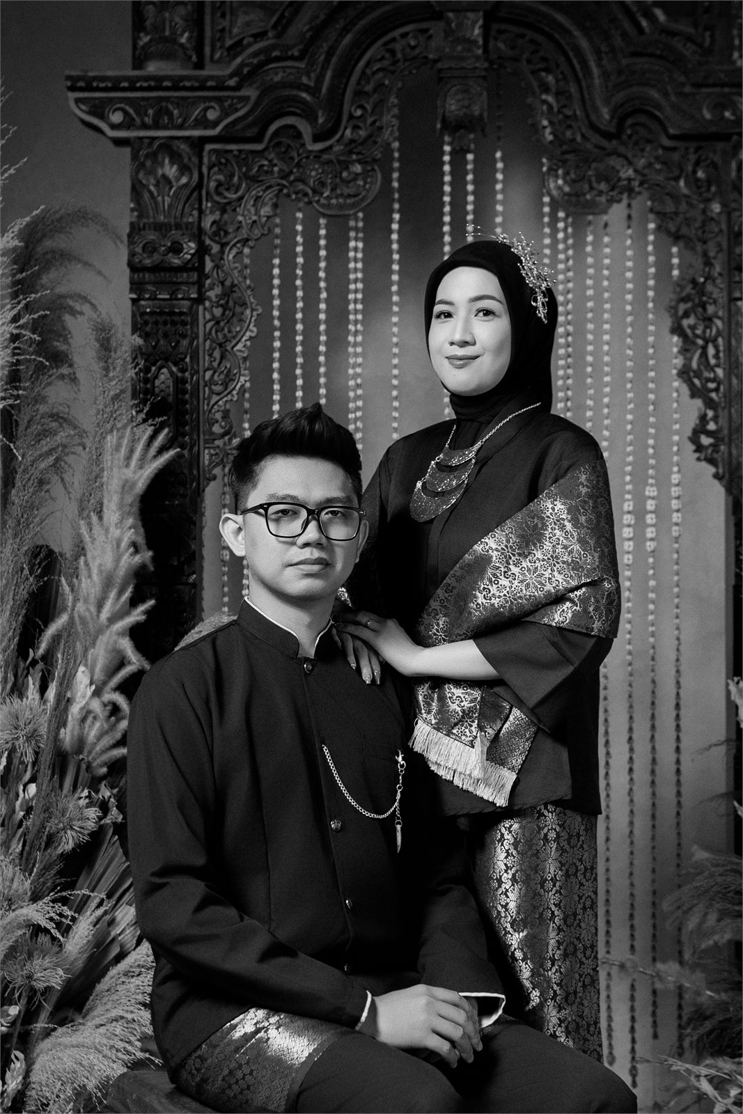 Billy dan Dina dalam busana adat hitam-putih