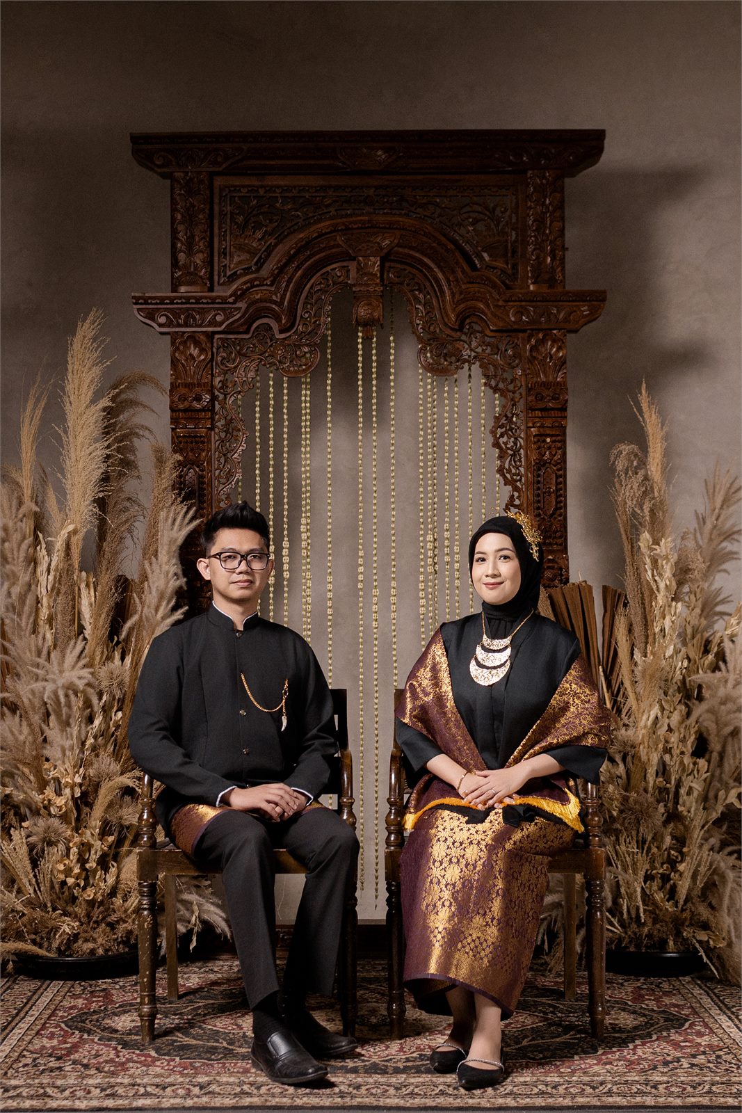 Billy dan Dina dalam busana adat